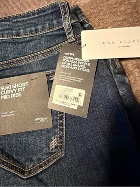 Silver Jeans Suki Short Curvy Fit Mid Rise NWT!!